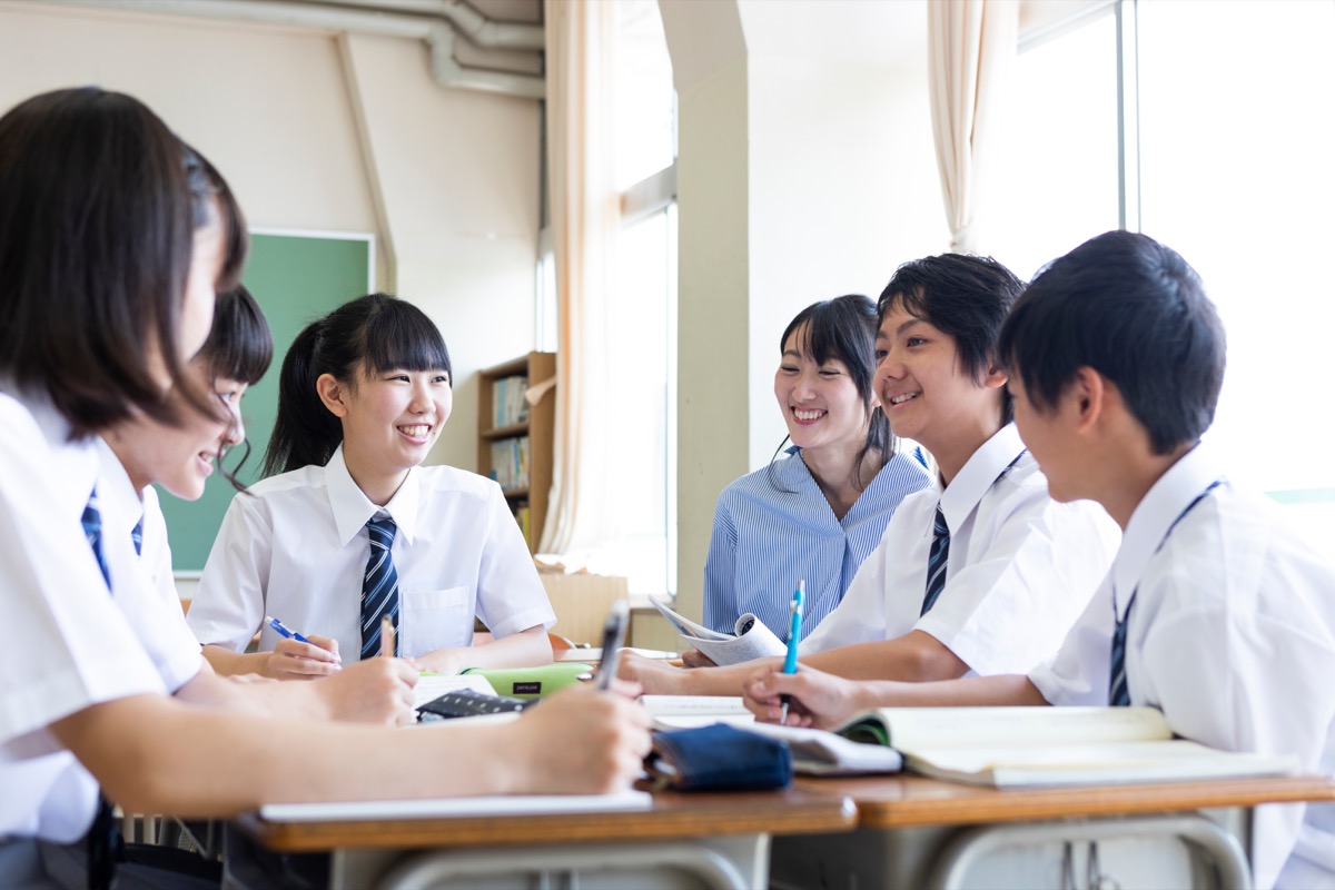 教室で学ぶ生徒たち